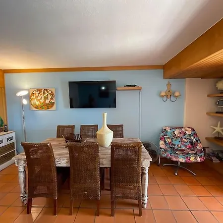 Retreat By The Sea Apartment *